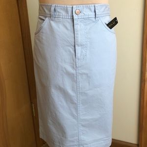 Classic jean skirt style, zip fly, front pockets